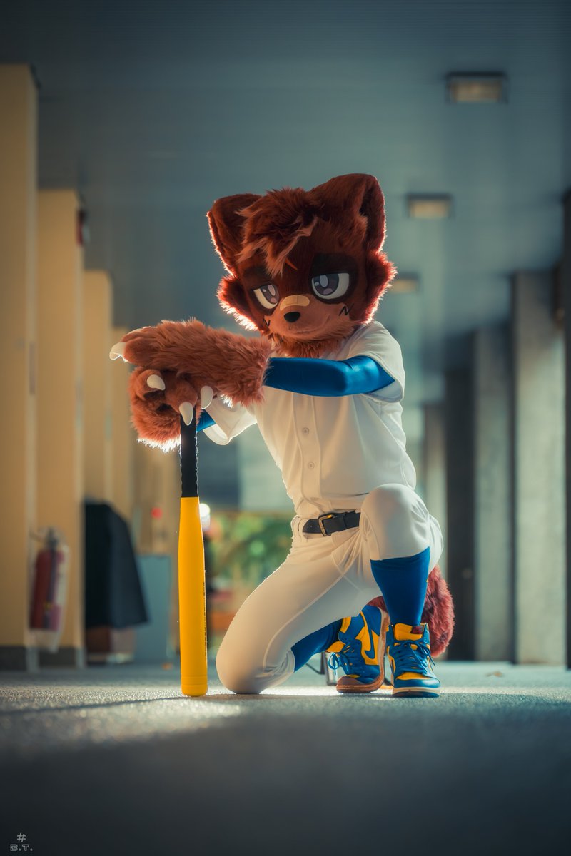 新人の塩助、いよいよ打席へ登場！
お前、その巨砲の洗礼を受ける覚悟はできてるか？

#FursuitFriday