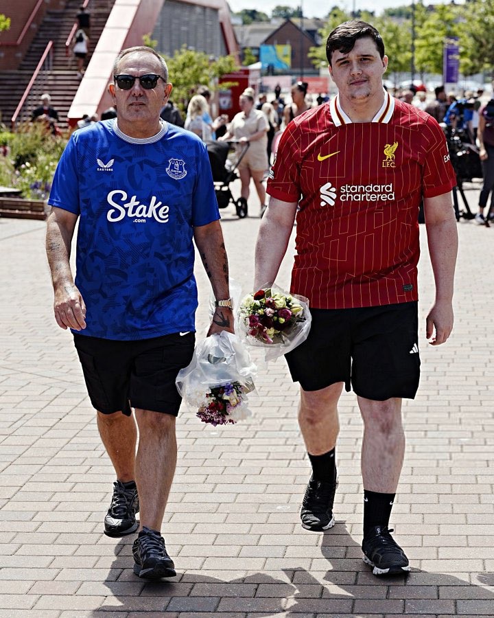 Merseyside together, as always whenever tragedy appears. A Touching moment in honour of Diogo. 💙❤️#Diogo #diogojota #LFC