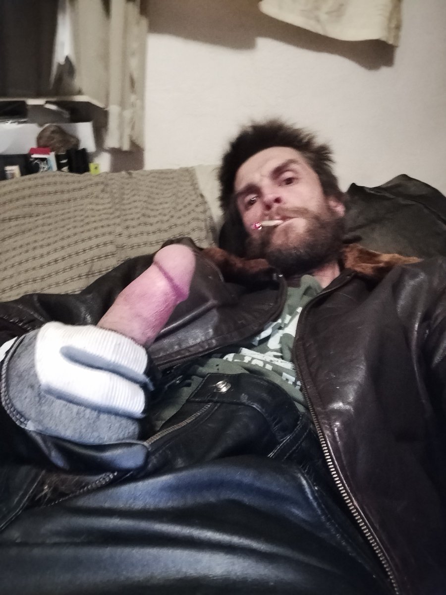 olbpppimp's tweet photo. #Oregonleatherboy wearing black #leatherpants, white golf #gloves accentuating brown WWII #leather #bomberjacket with #fur collar while #spankingmonkey and #smoking 

https://t.co/6ntVhceZwe https://t.co/bmivMfWZZS