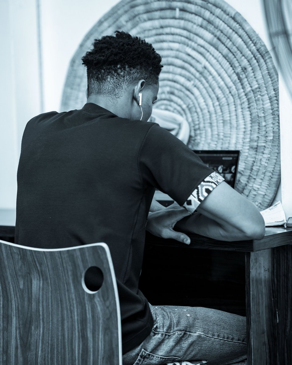 Symbiosesplace's tweet photo. Lock In!
There's real power in doing good work and doing it consistently.

#symbiosesplace #workspaceinajah #remoteworker #goodwork #coworkwithothers https://t.co/FBLDXqYluU