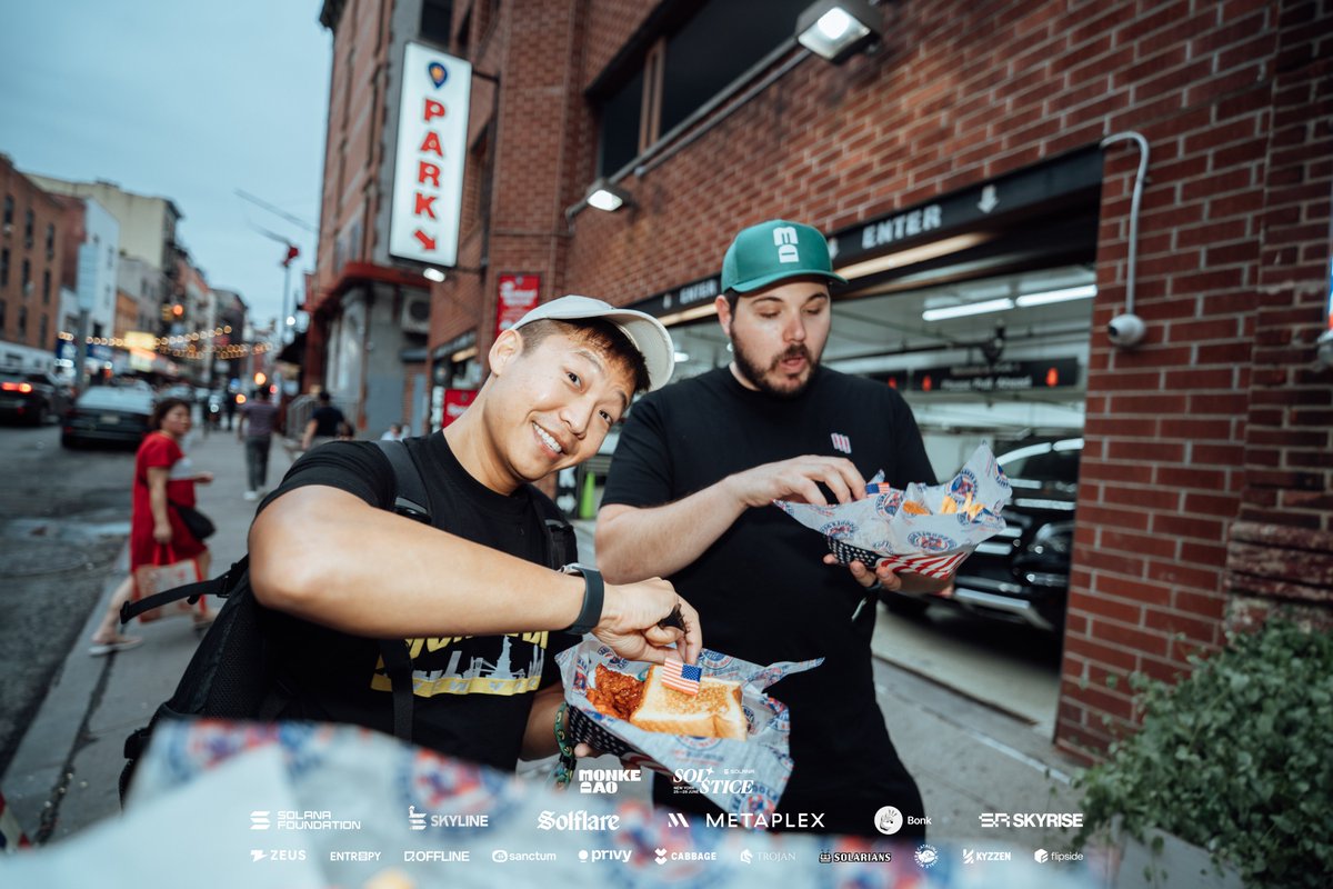 SolsticeConf's tweet image. Reliving the CLAW MACHINE MADNESS 🙈🕹️
Shout out to @Ledger & @CudisWellness for dropping some of the most sought after prizes!
And to @bonk_inu for keeping the crowd fed with a very American food truck
