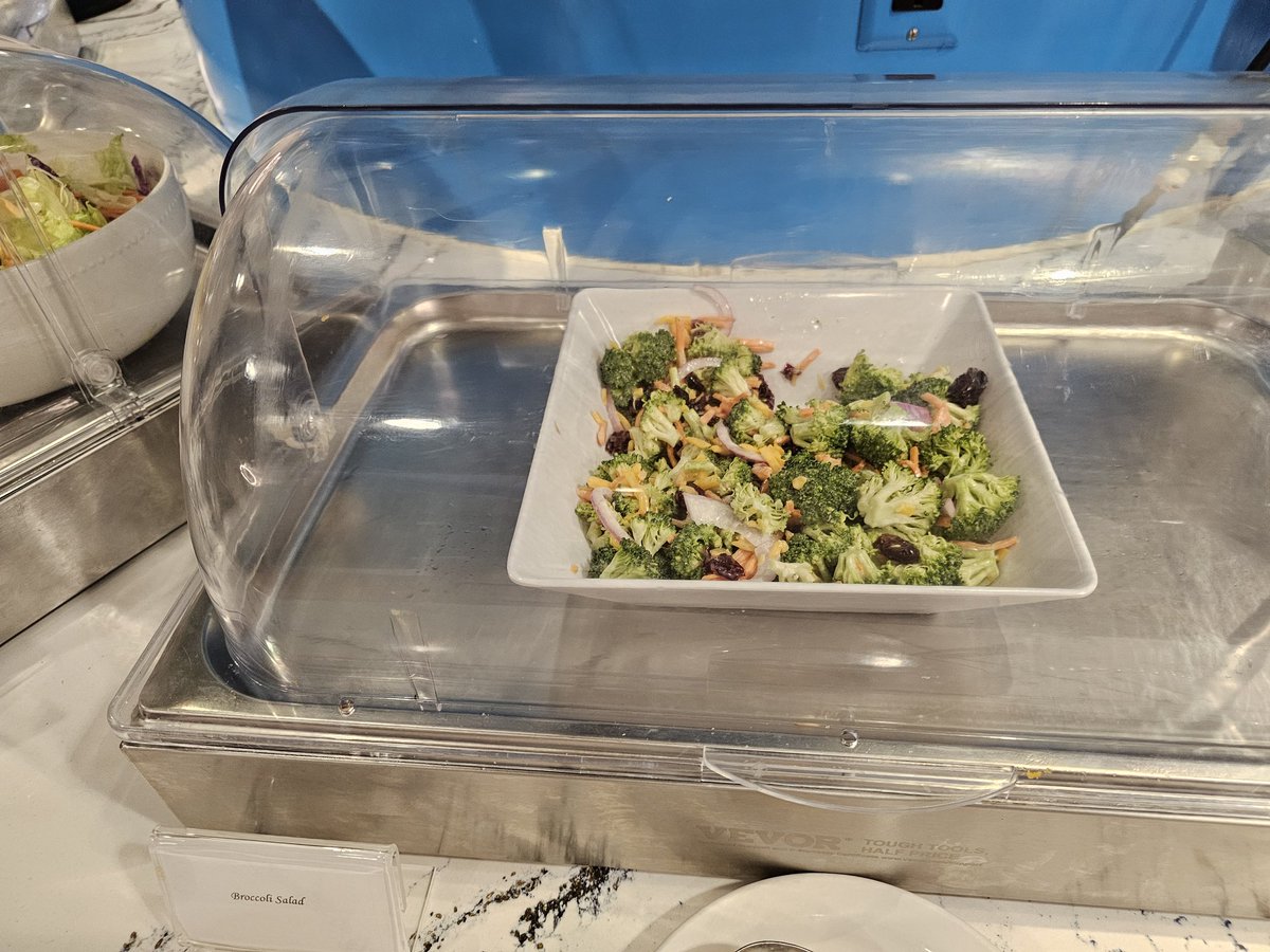 hemantnarang's tweet photo. @KLM this is not diversity of food, this is called a scam. Which is what you have at your lounge at the IAH https://t.co/krB6sP3vvp