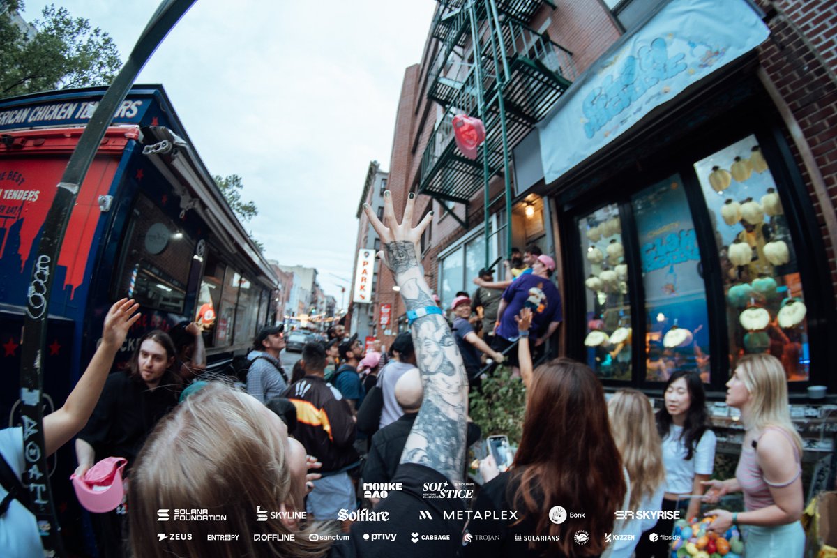 SolsticeConf's tweet image. Reliving the CLAW MACHINE MADNESS 🙈🕹️
Shout out to @Ledger & @CudisWellness for dropping some of the most sought after prizes!
And to @bonk_inu for keeping the crowd fed with a very American food truck