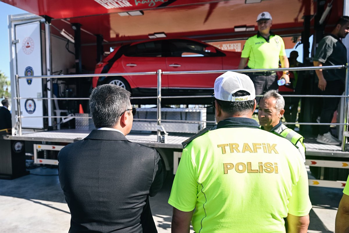 🚓🚔🚨Valimiz Hulusi Şahin, Antalya Emniyet Müdürlüğümüze bağlı 

🚲Martı Timleri için tahsis edilen elektrikli bisikletler, 

🛻Deniz Limanı Şube Müdürlüğü’nce su altı arama kurtarma faaliyetlerine gitmek için  kullanılacak 4x4 arazi aracı, 

🚚Polis Arama Kurtarma Timlerine ait