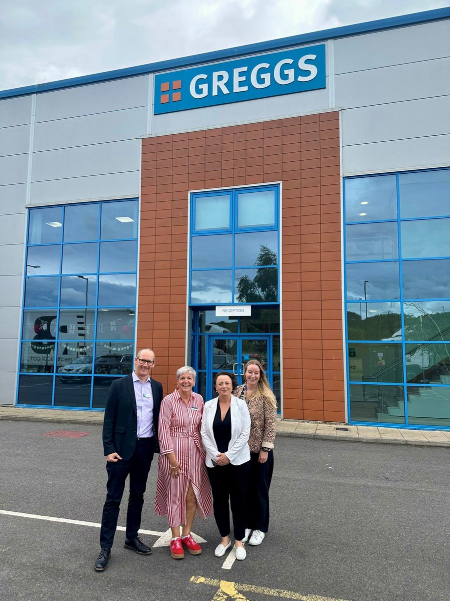 CMcKinnellMP's tweet image. I really enjoyed visiting the iconic North East institution, @GreggsOfficial, in Longbenton!
Since opening their first shop in Gosforth 74 years ago, Greggs has unlocked opportunities, not only in our region, but across the country – and I’m proud to be their MP🍩
