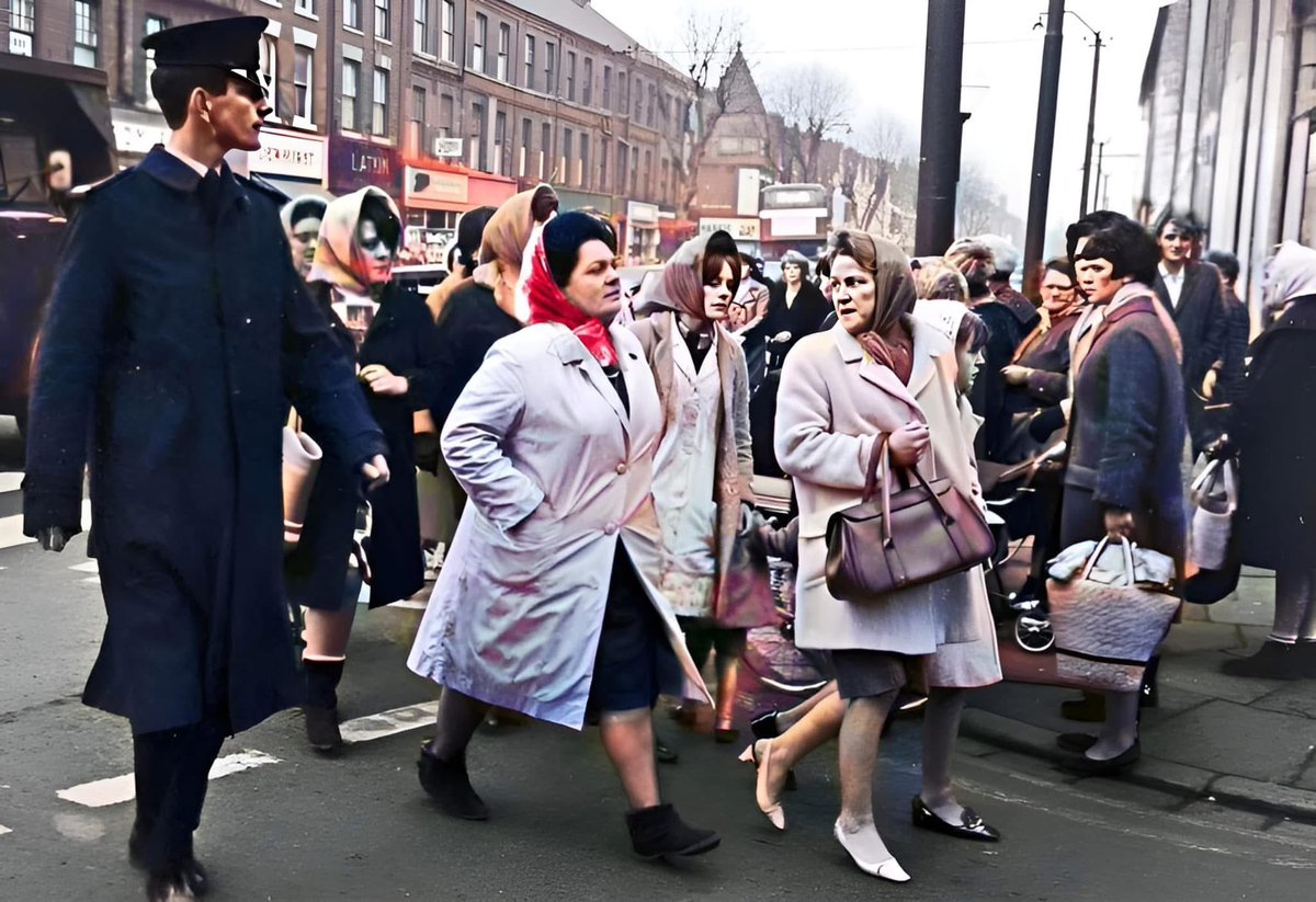 One of the most iconic scenes in Hull’s history.  Friday 2 February 1968, Lillian Bilocca leading the march on Hessle Road to the trawler owner offices on St Andrews Dock.   #HeadscarfRevolutionaries