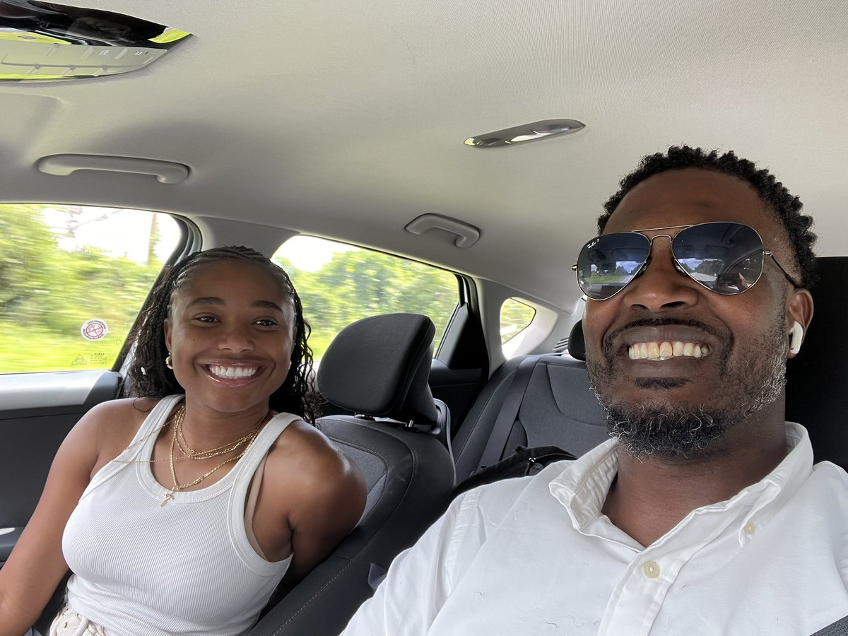 She’s baaaack!!! Woke up scolding me about her sleeping pic! 😂
#GirlDad #DaddyChronicles