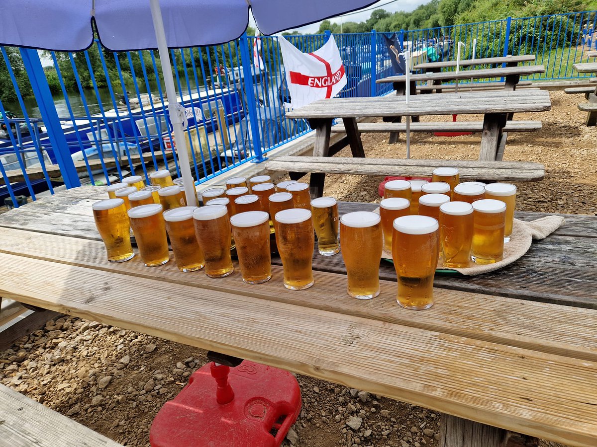 BeersFitness's tweet image. Sunday's fun running event and only four of us on pints this year!

#frothy #beer