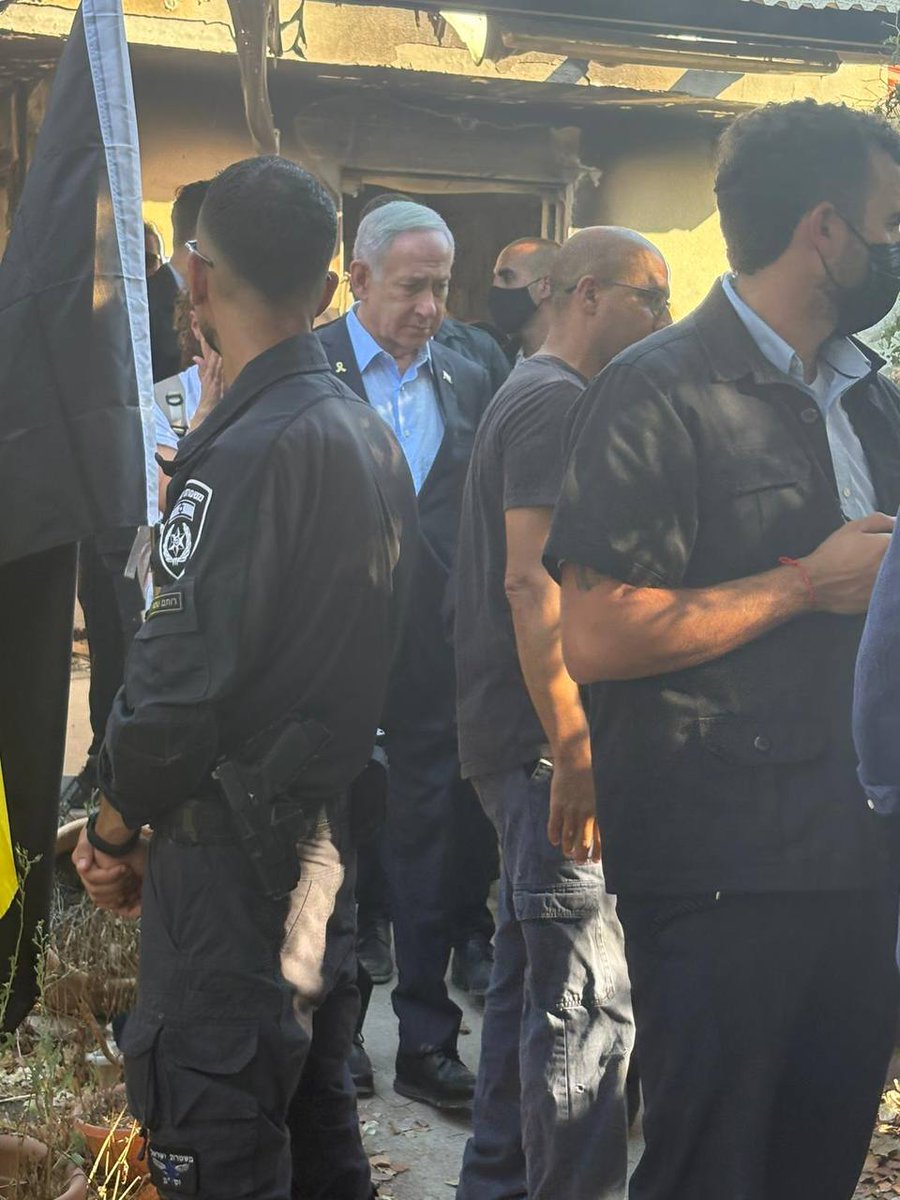 התמונות מניר עוז מוכיחות כמה הביקור הזה היה חשוב

גם בשביל החיבוקים עם עינב צנגאוקר וגדי מוזס, שאולי יוכלו להתחיל פה איזה תהליך של ריפוי 

וכן גם בשביל הצעקות והזעם מצד חלק מהתושבים, שגם אותם חשוב שנתניהו ישמע 

ושיראה במו עיניו את ההרס

הביקור הזה היה צריך לקרות מזמן, אין ספק