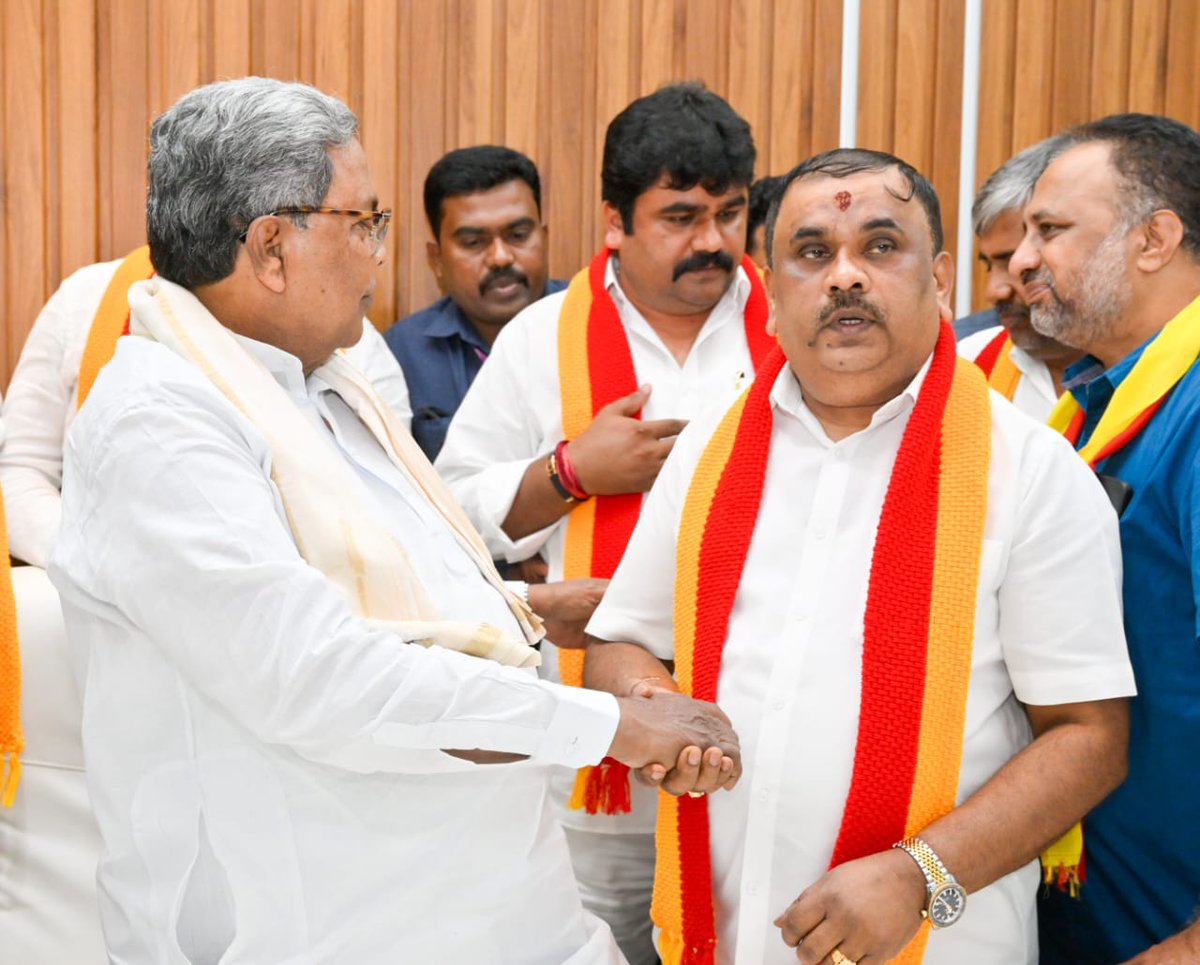 CMofKarnataka's tweet photo. ಕರ್ನಾಟಕ ರಕ್ಷಣಾ ವೇದಿಕೆ ರಾಜ್ಯಾಧ್ಯಕ್ಷರಾದ ಟಿ.ಎ.ನಾರಾಯಣ ಗೌಡ ಅವರು ಇಂದು ಮುಖ್ಯಮಂತ್ರಿ @siddaramaiah ಅವರನ್ನು ಭೇಟಿಯಾಗಿ, ಮಾತುಕತೆ ನಡೆಸಿದರು.

ಈ ವೇಳೆ ಮುಖ್ಯಮಂತ್ರಿಗಳ ಕನ್ನಡಪರ ಕಾಳಜಿಯನ್ನು ಅಭಿನಂದಿಸಿ, ರಾಜ್ಯದಲ್ಲಿ ದ್ವಿಭಾಷಾ ನೀತಿಯನ್ನು ಜಾರಿ ಮಾಡುವಂತೆ ಮನವಿಪತ್ರ ಸಲ್ಲಿಸಿದರು. 

ಈ ವೇಳೆ ಕ.ರ.ವೇ ಸಂಘಟನೆಯ ಪದಾಧಿಕಾರಿಗಳು ಹಾಗೂ ಸದಸ್ಯರು ಹಾಜರಿದ್ದರು.