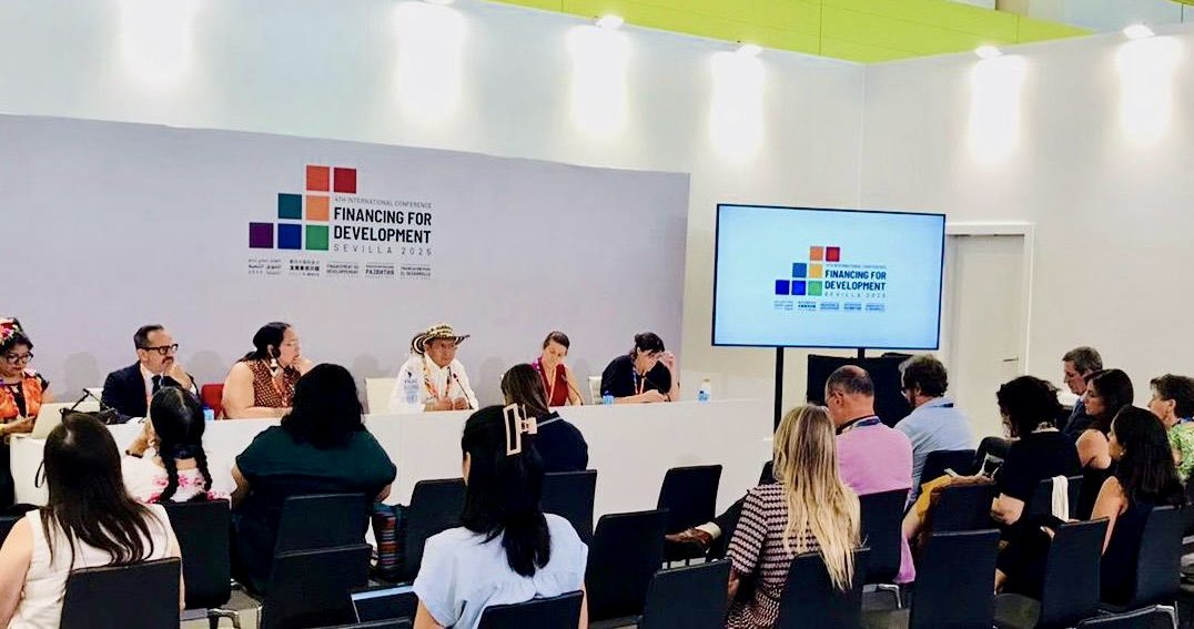 Hacia una financiación justa.

En el marco de la Cuarta Conferencia Internacional sobre Financiación para el Desarrollo (FfD4), se celebró el evento paralelo: “Los derechos de los Pueblos Indígenas en el renovado marco de financiación global”, en el Palacio de Exposiciones y