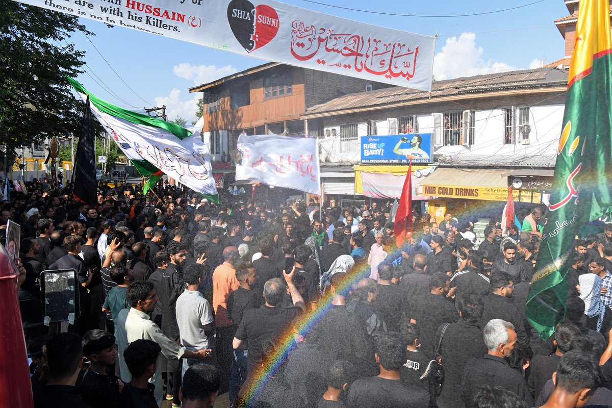 basiitzargar's tweet image. Thousands of Shia mourners join the traditional 7th Muharram procession in the old city of Srinagar
