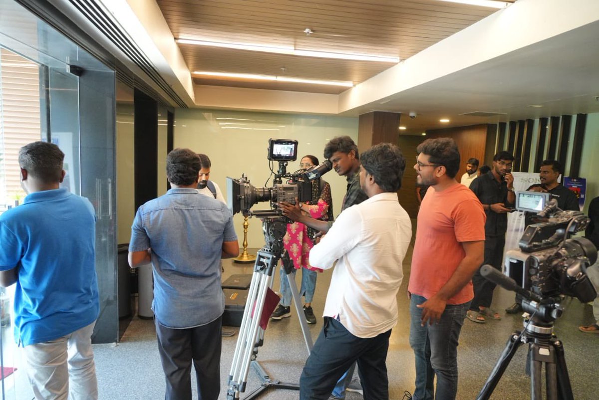 Rathnavelu ISC (@rathnaveludop) on Twitter photo Had an amazing master class session with the aspiring cinematographers .
Overwhelmed by the enthusiasm n love 🤗Love you all guys ❤️ Thanx to <a href="/nfdcindia/">NFDC India</a> #nfdc cinemas of India and #sony cinema line cameras #SONY #sonyBurano
#sonyVenice 2 #sonyfx2 Had an amazing master class session with the aspiring cinematographers .
Overwhelmed by the enthusiasm n love 🤗Love you all guys ❤️ Thanx to <a href="/nfdcindia/">NFDC India</a> #nfdc cinemas of India and #sony cinema line cameras #SONY #sonyBurano
#sonyVenice 2 #sonyfx2