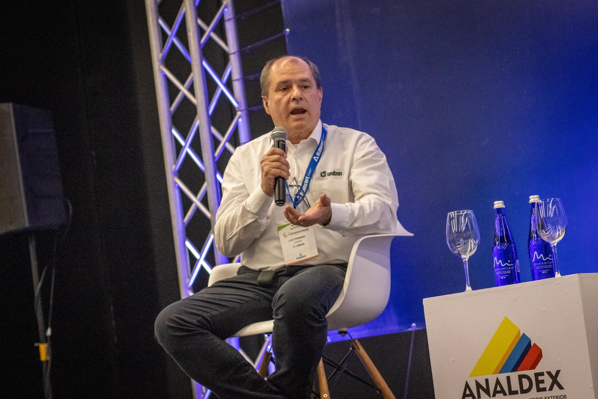 AnaldexColombia's tweet photo. #AnaldexEnLasRegiones #EjeCafeteroExporta

Damos inicio a nuestro primer foro del día con la participación de Ximena González, presidenta ejecutiva del @CIRisaralda, y Luis Fernando Posada, gerente senior de Servicios Logísticos de CI Uniban. La moderación está a cargo de nuestro gerente regional de Antioquia, @rodrigopatinoco.

En este espacio, titulado “Mar y tierra de oportunidades”, se resalta la importancia de articular esfuerzos en torno al proyecto de Puerto Antioquia, un proyecto que, según el moderador, “será una nueva realidad que generará nuevas dinámicas”; destacando, además, que esta nueva infraestructura no reemplazará a los demás puertos, sino que se integrará como un nodo clave dentro de toda la cadena logística.