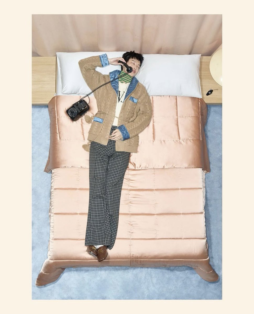 wavywagyutv's tweet image. New Creative Director @alessandro_michele rolls out his Valentino Resort 2026 Ready-To-Wear Collection 🛌 

Models on pink satin beds, reading/scrolling: relaxed luxury. 132 looks (75 women's, 57 men's) effortlessly blend #readytowear with intimate wear, day to night.