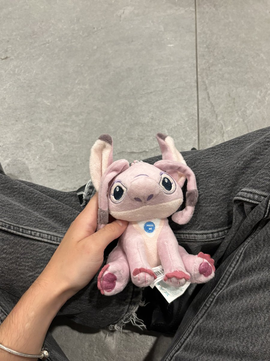 mariamompo_'s tweet photo. estic en l’aeroport, asseguda al terra perquè no hi ha lloc, una xica m’ha vist plorant i m’ha vingut a donar un abraç i açò 😭 que mona que monaaaaa, després ha passat varies vegades a vore si ja estava millor 🥹🥹🥹🥹🥹 https://t.co/zB2yod6ilK