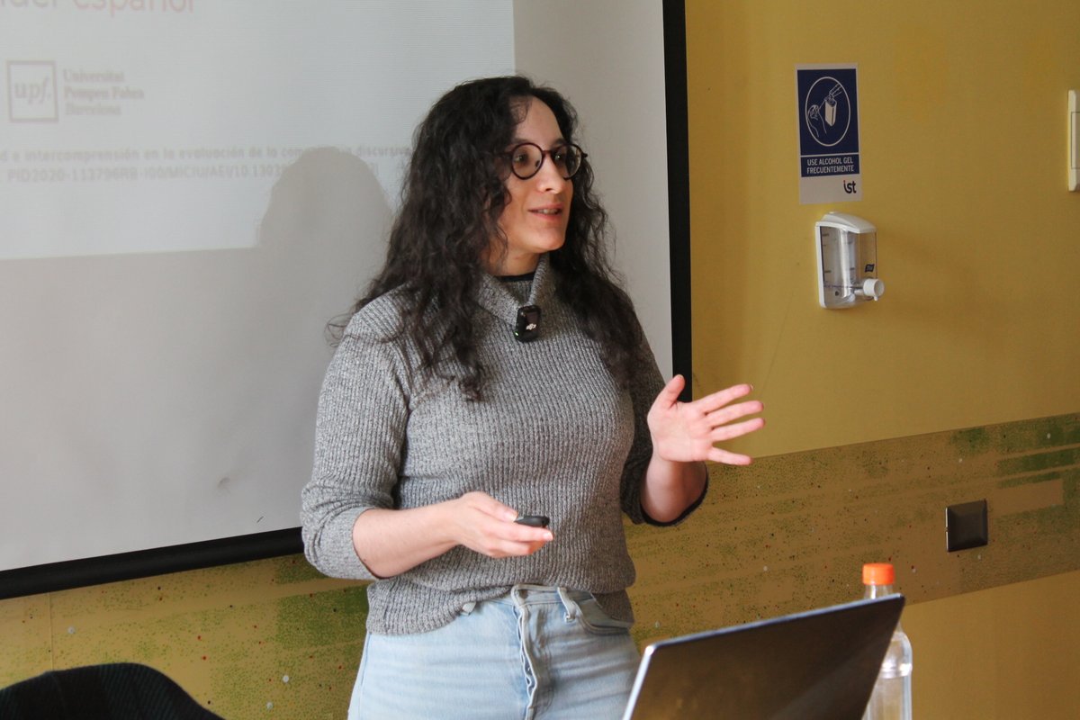 'Lecturas (mal) graduadas: Inconsistencias en la progresión de la complejidad lingüística en materiales de lectura para aprender español'. Impresionante exposición de Imma López-Solà en el Doctorado en Lingüística de la PUCV
youtu.be/FzvphPDO3sw