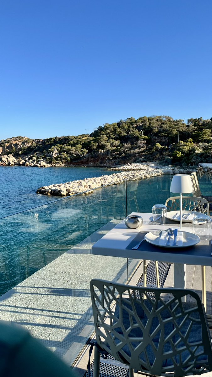 divine_act's tweet image. Ελληνική ψαροταβέρνα και το ψάρι ωμό, έλεος