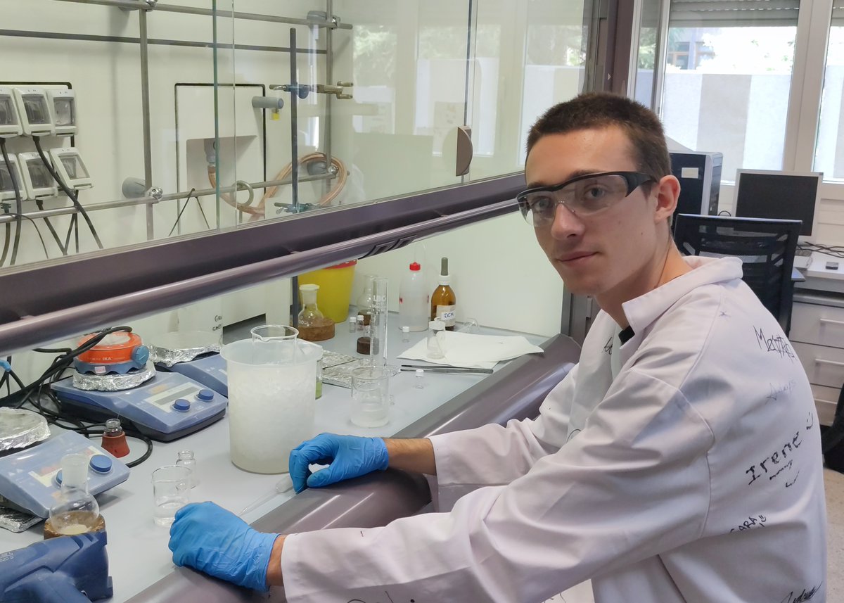 Mat2Bio_Lab's tweet photo. Pelayo van der Does Mestraitua, estudiante de 1º del doble grado en Química y Bioquímica (@unicomplutense), se incorpora a nuestro grupo durante 6 semanas becado por la #FundacionMaxMazin para desarrollar hidrogeles 'inteligentes' contra biofilms bacterianos.
¡Bienvenido, Pelayo! https://t.co/qBXB8Ia0gl