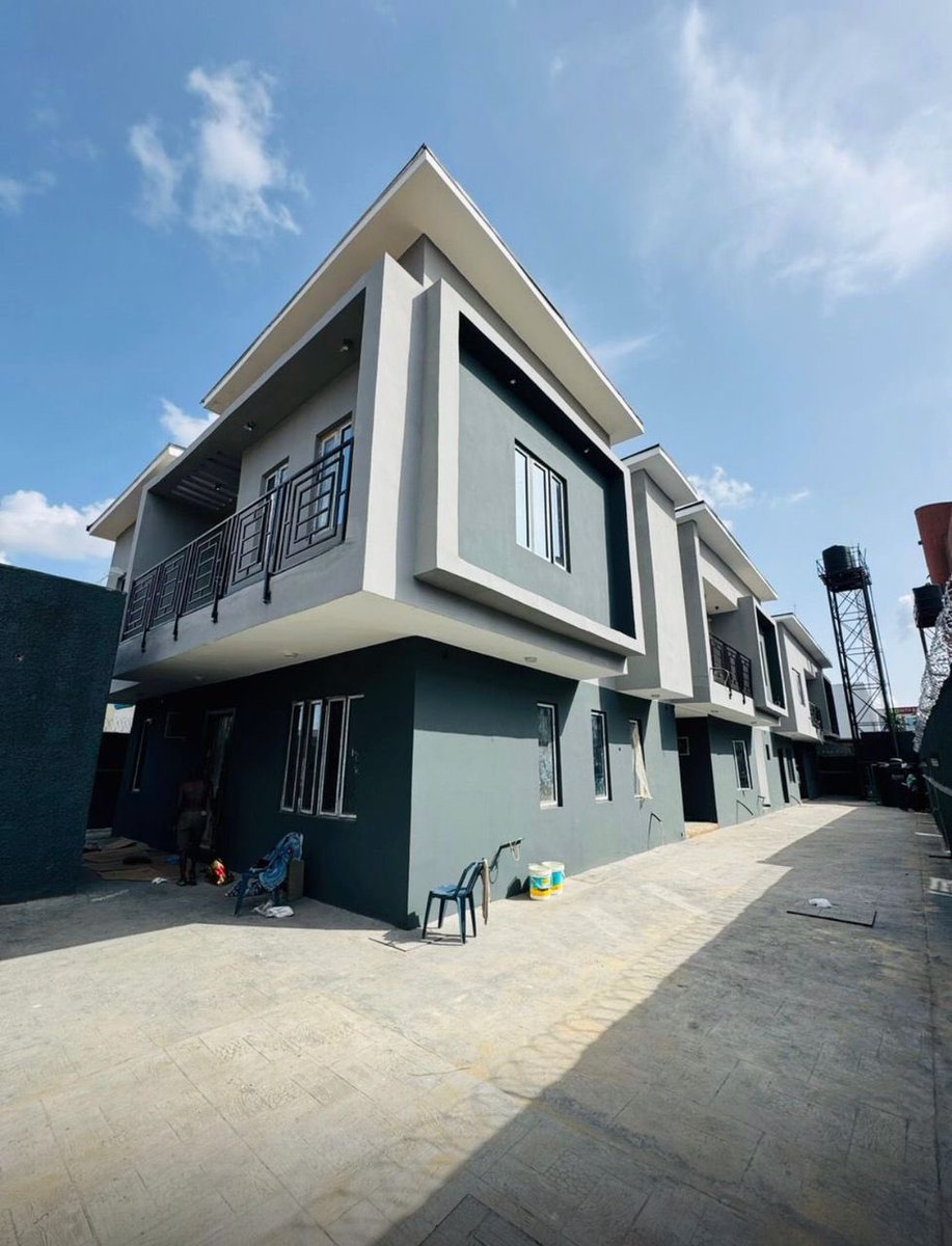 Crayjoe_'s tweet image. 2 BEDROOM APARTMENT
PRICE: N150M
LOCATION: ALLEN, IKEJA
FEATURES:
Spacious rooms
Ample car space
Fitted kitchen
Gated compound
Serene environment
All rooms en-suite
Security lights.
Title: C of O