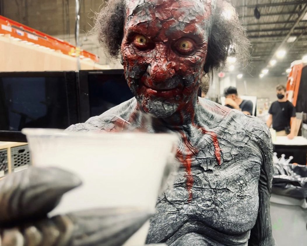 carouselshotgun's tweet photo. one of my favorite genre of behind the scenes pics. character in full costume with a little bevvy https://t.co/57B807yVzf