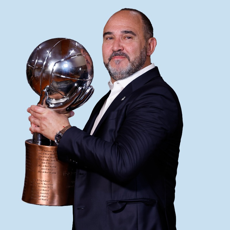 RMBaloncesto's tweet photo. Comunicado Oficial: Chus Mateo.