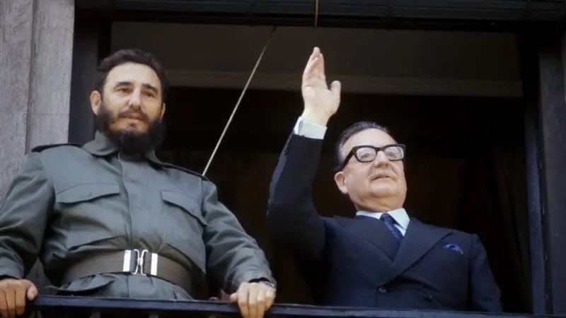 1. Allende no fue un simple presidente “romántico”.

Fue un líder que intentó consolidar el poder con métodos que pasaron por alto las leyes, la propiedad privada y hasta la voluntad popular.

Y esto no lo dice la derecha: lo dijo la Corte Suprema chilena en 1973.