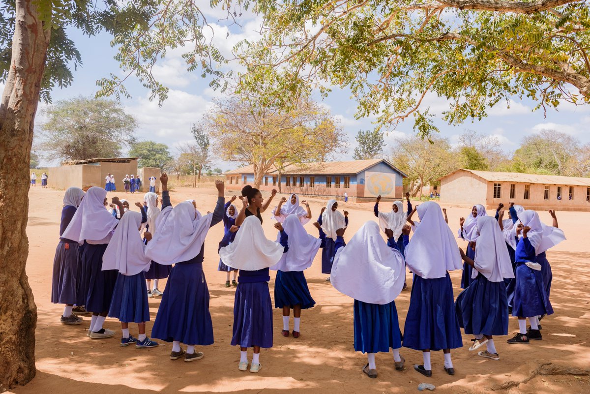 MalalaFund's tweet photo. 🇹🇿 Meet the girls and grassroots organisations making an impact in Tanzania.

High rates of early marriage, early motherhood and gender-based violence prevent girls in Tanzania from completing 12 years of education. That’s why, Malala Fund’s partners in the country focus on…

🔹Advocating for policies to reduce child marriage and other forms of gender-based violence
🔹Implementation of policies that enable young mothers to return to school
🔹Supporting girls from marginalised, rural communities to access education

Learn more about our partners’ impact at https://t.co/6NsXKZRpPX