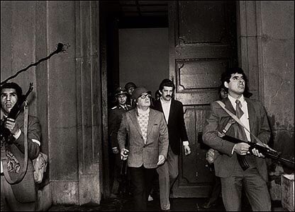 9. Y aún así, su suicidi0 fue convertido en símbolo.

Pero pocos aceptan que Allende siempre dejó en claro que no cedería ni un milímetro de poder.