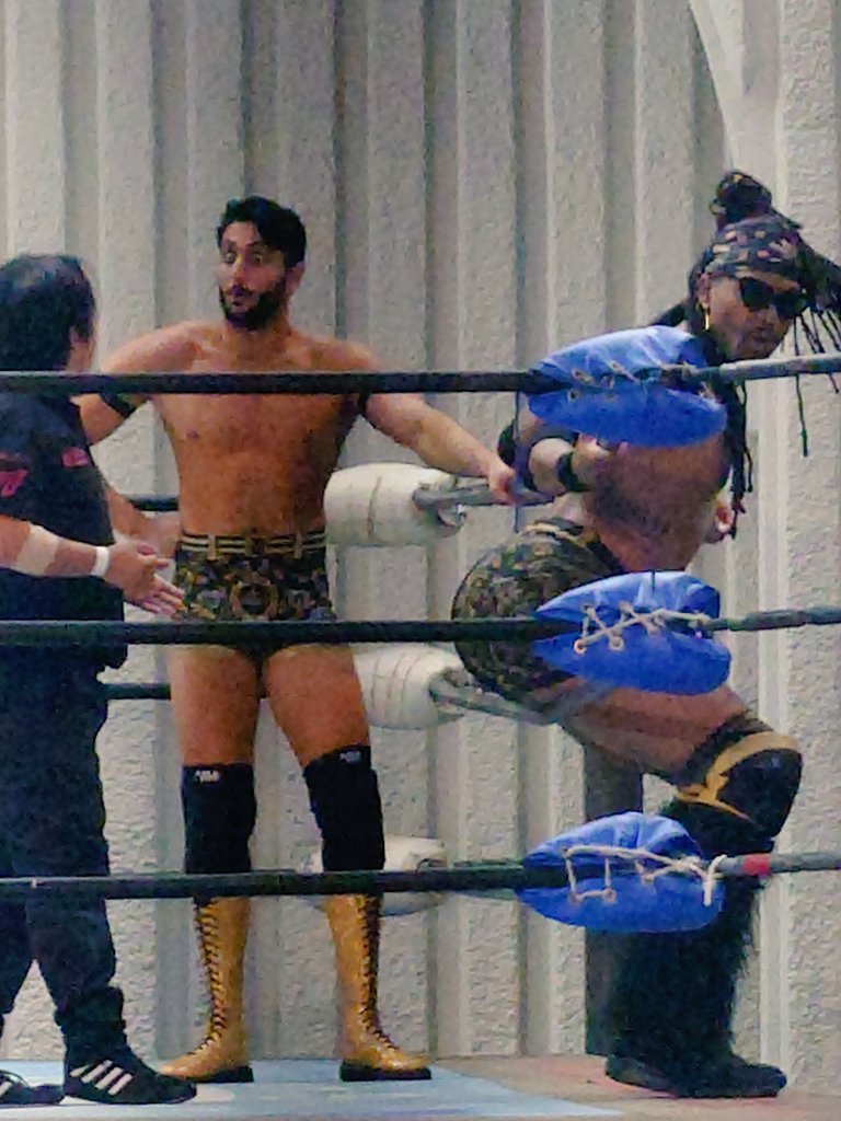 isuzu_ramen's tweet photo. メイソンのお尻をチェックする中谷レフェリー

#中谷諒平
#bjw
#大日上野
#AEW
#MxMCollection https://t.co/BRpSoV73hp