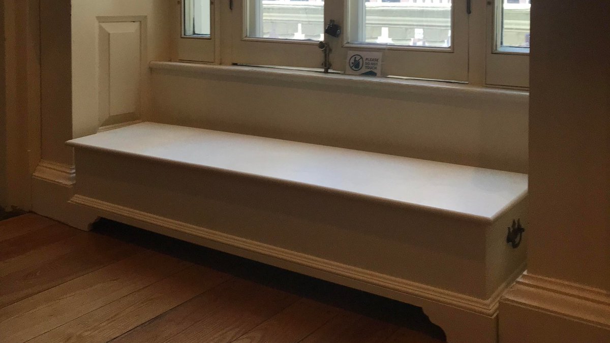 RevSpaces's tweet image. Check out the handcrafted colonial-style foot bench in the Council Chamber made by a North Bennet Street School alum—here just in time to help honored guests safely access the Old State House balcony on July 4th. Learn more about how we preserve history: revolutionaryspaces.org/discover/