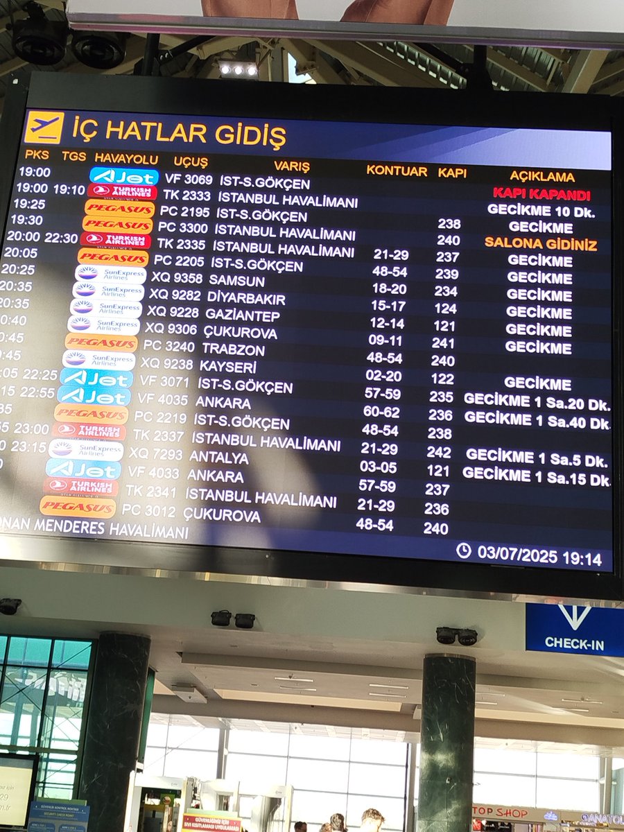 Adnan Menderes Havaalanı'ndayız. Havaalanına yakın bir bölgede çok büyük yangın var. Tüm uçuşlar süresiz gecikmeye girdi.  Biz de Samsun uçağını bekliyoruz  #izmiryanıyor