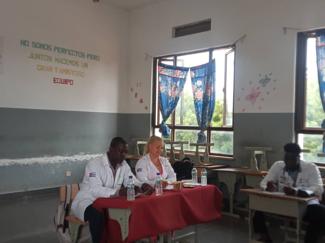 Se desarrolla con éxitos el Examen Estatal de los estudiantes de sexto año de la Facultad de Medicina Raúl Díaz Arguelles García en Guinea Bissau. #BMCGuineaBissau <a href="/cubaengb/">Embajada de Cuba en Guinea Bissau</a> <a href="/CubacooperaGb/">CubaCoopera Guinea Bissau</a> <a href="/CManuel067/">MANUEL HERNANDEZ</a> <a href="/WongCorrales/">Luis Armando Wong Corrales</a> <a href="/WongCorrales/">Luis Armando Wong Corrales</a>