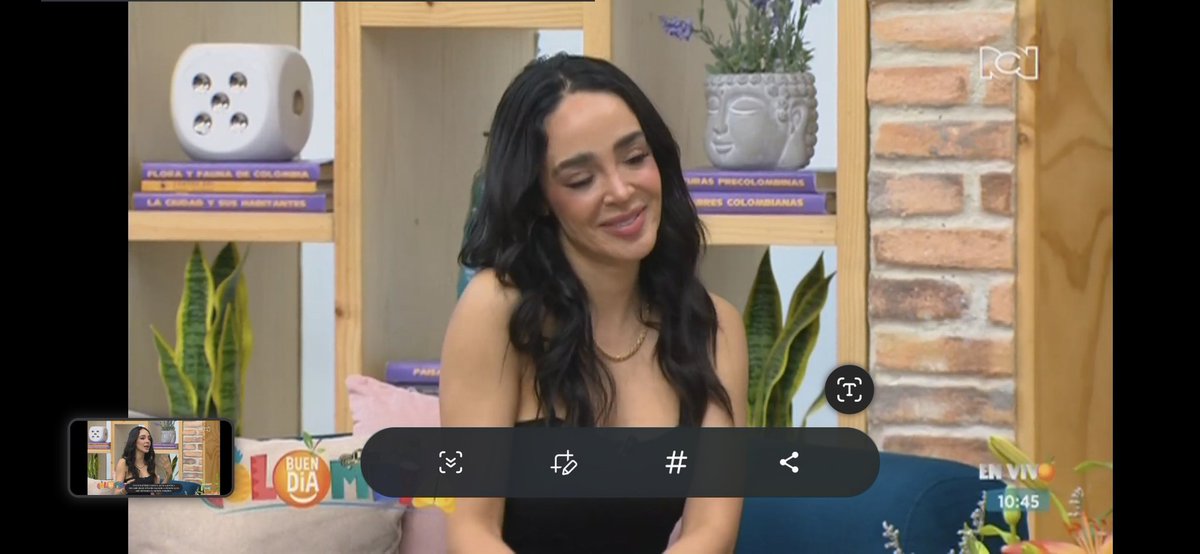 Xaranguera's tweet photo. Súper linda la Shika, muy bien en tv y en todas sus entrevistas.
#ManelykGB #ManeEnColombia https://t.co/T02NPkRlth