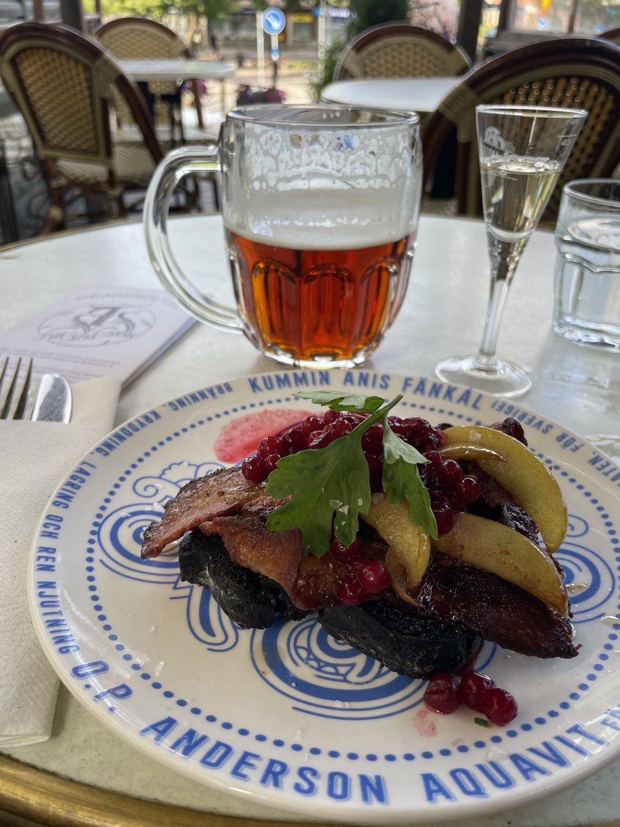 tjugo8's tweet image. Blodpudding 
Primator semi-dark
🤷‍♂️

#tvåsmåsvin 
#smørrebrød 
#czechbeer
