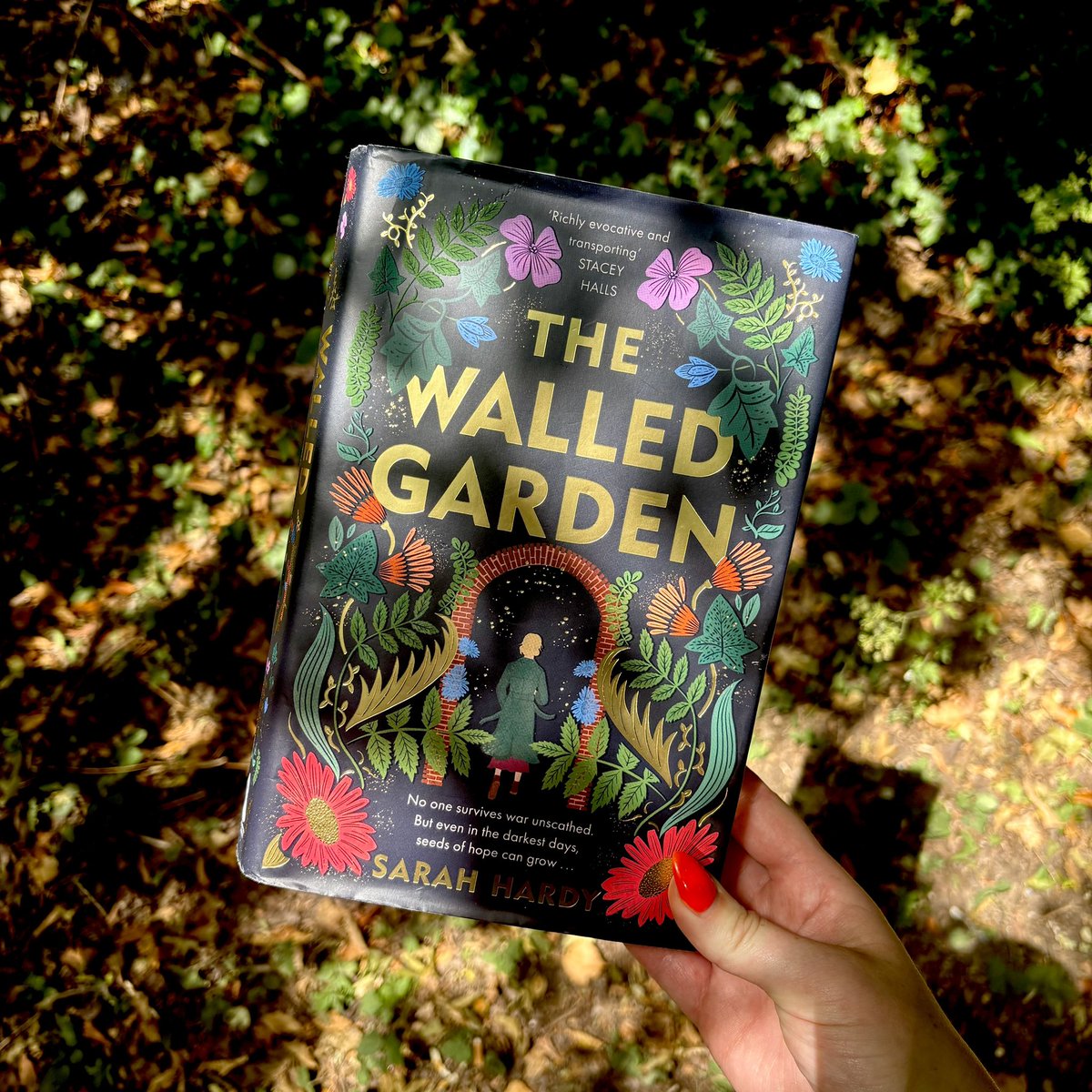 SuffolkBookTalk's tweet image. There’s only TWO WEEKS to go until our event with Sarah Hardy 🥳 Check out our secretary James’ review of The Walled Garden to learn more about this magical Suffolk based read ✨ suffolkbookleague.org/post/the-walle…
📅: 17 July 2025
📍: Ipswich Institute
🎟️: suffolkbookleague.org/events-1/sarah…