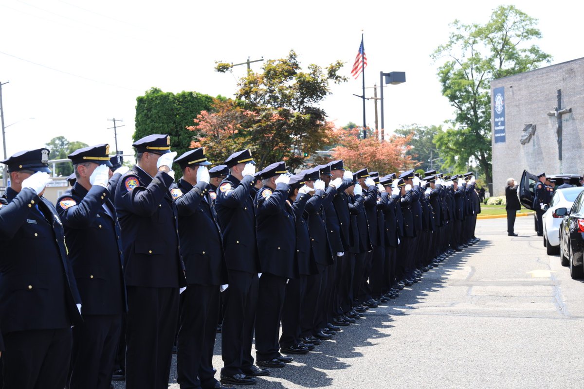 nassaucountypba's tweet image. Today, many of our members attended a funeral service honoring Deputy Inspector Carmine E. Soldano who sadly passed away on June 24th from a 9/11 related illness.
Our condolences go out to his family and we vow to #neverforget his service and sacrifice.