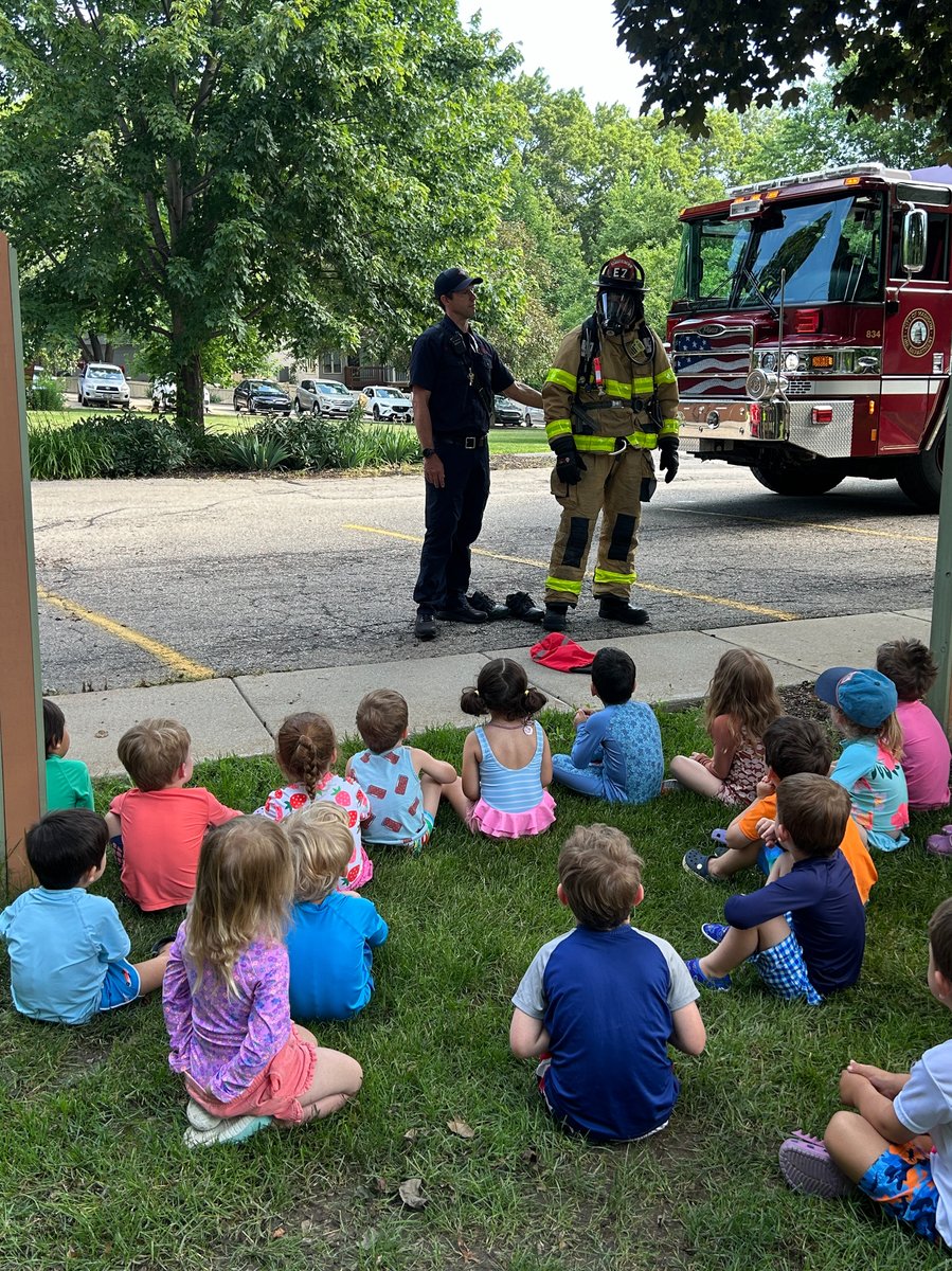 Thanks to Hickory Hills Academy for inviting Engine 7 and our Community Education Division out for a visit! Lt. Matt Murray and Firefighter/EMT Tyler Olszewski demonstrated our gear and showed them our tools and equipment, with help from AE Matt Boyle and FF/EMT Brad Hageman.
