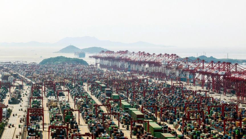 ترامب:
توصلنا لاتفاق مع فيتنام يفرض رسوماً جمركية بنسبة 40% على أي بضائع تُعتبر مُعادة التصدير عبر البلد.

الصين:
تتوعد بالانتقام حال تضررها من اتفاق التجارة بين أميركا وفيتنام