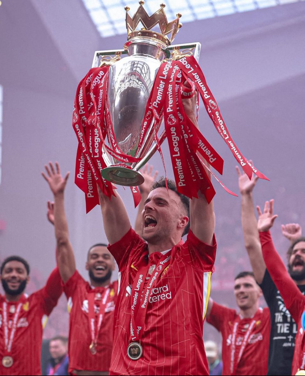 Royston56428882's tweet image. There’s a valuable lesson here. We take too much for granted and dwell over pointless things. Life can be turned upside in a matter of seconds. 
Buy that car.
Do that trip.
Take that holiday.
Hug and love people who deserve you. 
Tomorrow isn’t guaranteed 💔