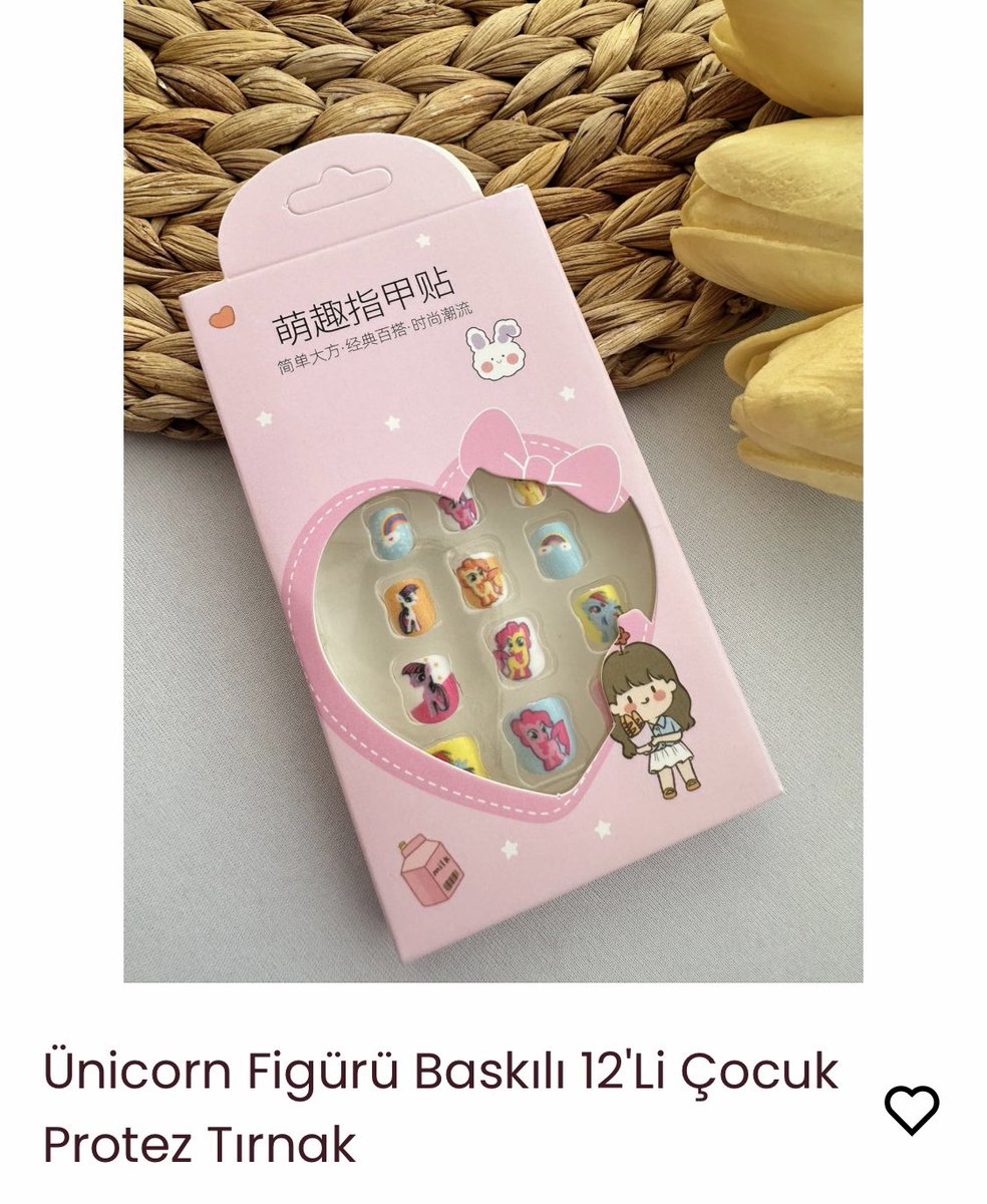 Ne kadar mantıklı açıklama yaparsanız yapın asla mantığıma yatmayacak bir şey neden küçücük çocukları özendirmeye çalışıyorsunuz ya yobaz diyecek olan varsa umrumda değil çocukların çocukluğunu bozdunuz resmen kıyafetleri bile çocukluk hissi vermiyo artık