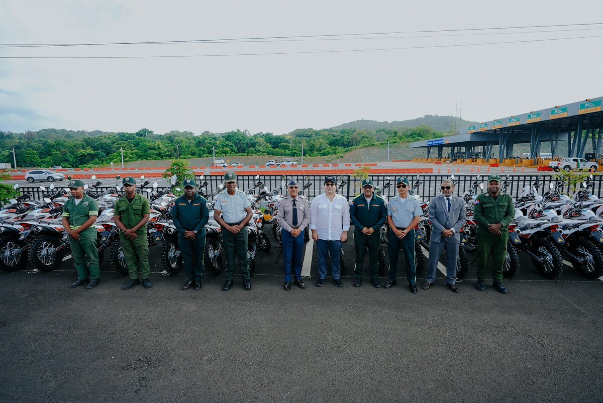 HostosR's tweet photo. Hace unos días volvimos al sur para seguir aportando a la seguridad vial y al desarrollo de nuestra gente.

Entregamos más de 50 motores y otras herramientas esenciales a la Comisión Militar y Policial y a la DIGESETT, reforzando su labor en la circunvalación de Azua.

También supervisamos la etapa final de la circunvalación de Baní, una obra que ya casi está lista para transformar la movilidad de toda la región.

Seguimos avanzando, paso a paso, carretera a carretera. Convencidos de que un mejor país se construye también cuidando el camino por donde transitamos.

#RDVial