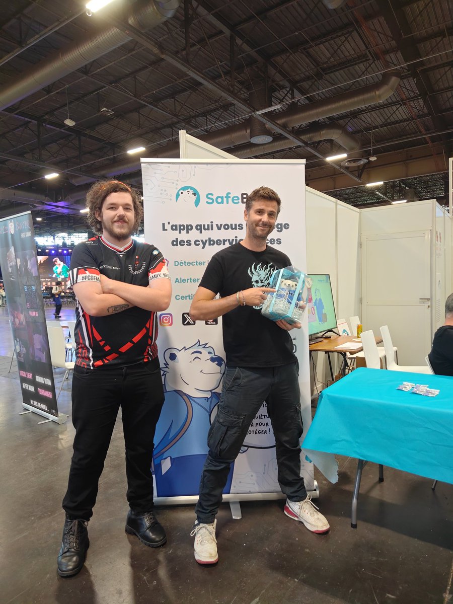 SafeBearapp's tweet image. Merci à @DonaldReignoux notre ambassadeur d'être venu nous voir sur le stand à la @japanexpo aujourd'hui 🔥🐻❄️