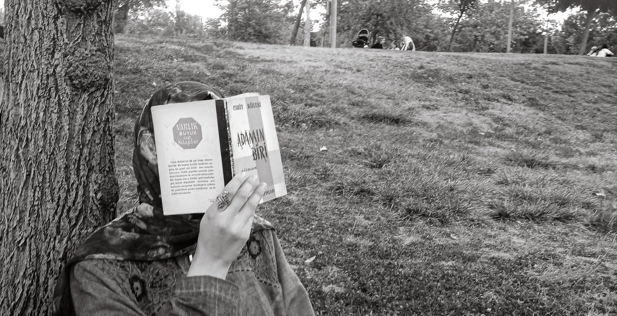 Bir ağacın altında iki sayfa arasında kaybolmak, kaybolmak kendini bulmak adına.. 🌻