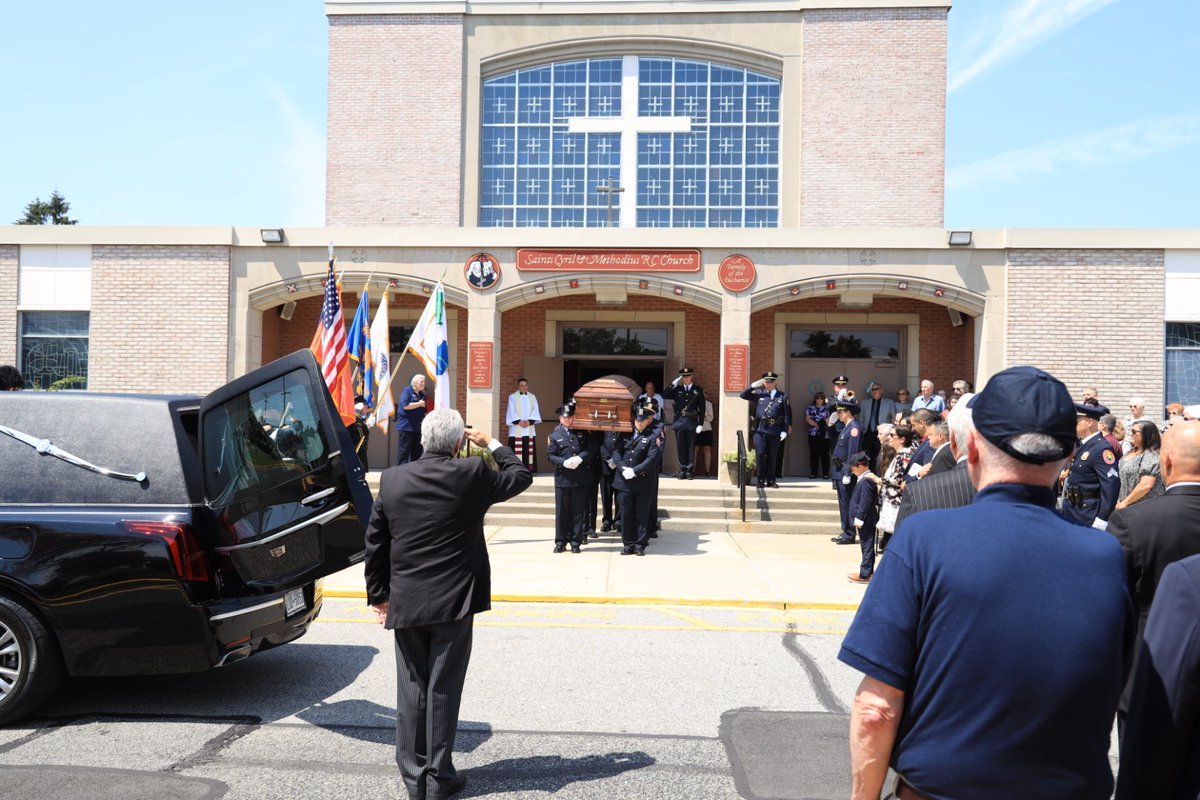 nassaucountypba's tweet image. Today, many of our members attended a funeral service honoring Deputy Inspector Carmine E. Soldano who sadly passed away on June 24th from a 9/11 related illness.
Our condolences go out to his family and we vow to #neverforget his service and sacrifice.