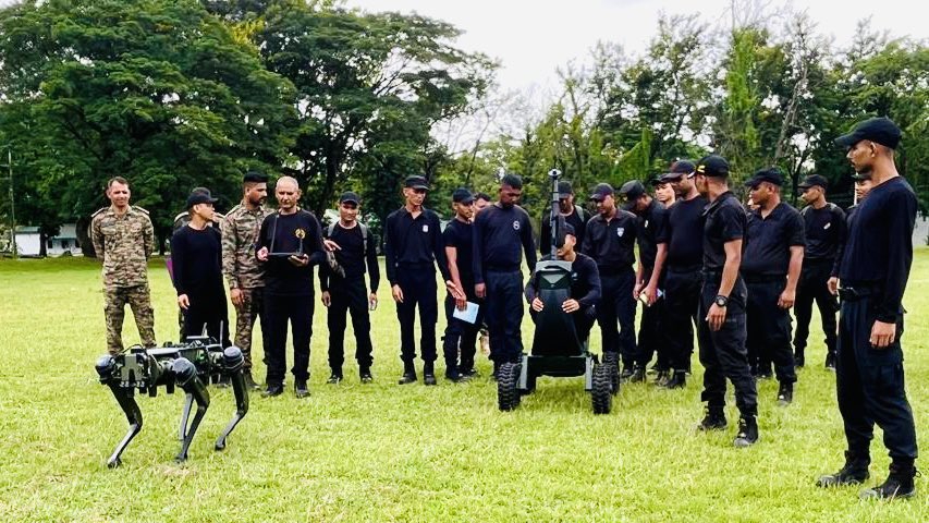 GajrajCorps_IA's tweet photo. Forged in Training, Unbreakable in Action! ЁЯТк
The 7-day #SajhaShakti joint exercise between #RedHornsDiv & #Assam Police Commando Battalion kicked off at Darranga under @GajrajCorps_IA. Focussing on tactical coordination, mission readiness, and advanced drills like slithering and house entry.
рдЬреЙрдЗрдВрдЯ рдкреНрд░рд╢рд┐рдХреНрд╖рдг, рдХрд╛рд░реНрд░рд╡рд╛рдИ рдореЗрдВ рдЕрдЯреВрдЯ! ЁЯТк
#RedHornsDiv рдФрд░ #Assam Police рдХрдорд╛рдВрдбреЛ рдмрдЯрд╛рд▓рд┐рдпрди рдХреЗ рдмреАрдЪ 7-рджрд┐рд╡рд╕реАрдп #SajhaShakti рд╕рдВрдпреБрдХреНрдд рдЕрднреНрдпрд╛рд╕ рдХреА рд╢реБрд░реБрдЖрдд рдбрд╛рд░рдВрдЧрд╛ рдореЗрдВ @GajrajCorps_IA рдХреЗ рддрд╣рдд рд╣реБрдИред
рдЗрд╕рдХрд╛ рдлреЛрдХрд╕ рд░рдгрдиреАрддрд┐рдХ рд╕рдордиреНрд╡рдп, рдорд┐рд╢рди рдХреА рддреИрдпрд╛рд░реА, рдФрд░ рд╕реНрд▓рд┐рдерд░рд┐рдВрдЧ рд╡ рд╣рд╛рдЙрд╕ рдПрдВрдЯреНрд░реА рдЬреИрд╕реА рдЙрдиреНрдирдд рдбреНрд░рд┐рд▓реНрд╕ рдкрд░ рд╣реИред
#IndianArmy #MilitaryCivilFusion #NationBuilding
@adgpi @easterncomd @GajrajCorps_IA
@assampolice @CMOfficeAssam