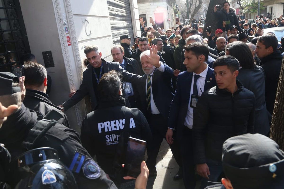 jmkarg's tweet image. Después de visitar a CFK en Constitución, Lula partirá a Rio de Janeiro. Allí será el anfitrión, este fin de semana, de la Cumbre BRICS. Argentina había logrado el ingreso al bloque de multipolares en la Cumbre de Johannesburgo, en agosto de 2023. Pero Milei revirtió la decisión.
