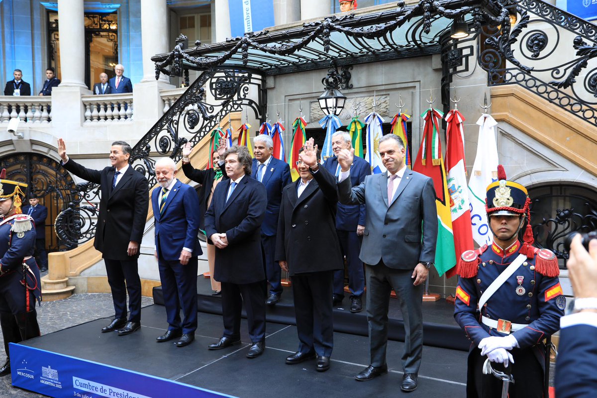 as_salazar's tweet photo. Discurso…  
Mercosur: Mulino destaca rol integracionista de Panamá y reafirma soberanía sobre el Canal

El presidente de la República, @JoseRaulMulino destacó en la primera Cumbre del Mercosur en la que Panamá participa como Estado Asociado, los avances que Panamá ha logrado en transparencia financiera y fiscal, así como su firme compromiso con la seguridad y la integración regional como una puerta al desarrollo y al crecimiento económico.
Mulino aprovechó el foro, que se celebra en Buenos Aires, Argentina, para exponer la importancia del proyecto del río Indio para darle continuidad a las operaciones del Canal, así como los esfuerzos de su gobierno para que la transnacional Chiquita retome sus operaciones en la provincia de Bocas del Toro para recuperar las 7 mil plazas de trabajo en el sector bananero, perdidas por una huelga sindical.
 También agradeció a los presidentes del Mercosur el apoyo dado a Panamá en el tema de la administración del Canal, y advirtió de la importancia de mantener el principio de neutralidad que Panamá ha sabido proteger
“Con el apoyo del mundo, el Canal seguirá siendo de los panameños”, recalcó Mulino en la Cumbre.
Sobre la importancia de la participación de Panamá en este bloque de países, indicó que este acuerdo representa un paso decisivo para afianzar los vínculos económicos y abrir nuevas oportunidades de inversión y de comercio.
Agradeció a los Estados parte de este bloque de países (Argentina, Brasil, Uruguay y Paraguay) aceptar a Panamá como Estado Asociado, donde también participan Chile, Colombia, Ecuador, Guyana, Perú, Surinam y Bolivia.
“Integrarnos a este bloque será un complemento de oportunidades para nuestros países. Este bloque representa un paso decisivo para afianzar los vínculos económicos y abrir nuevas oportunidades de inversión y comercio. Nuestra región tiene fuertes lazos compartidos”, manifestó el presidente Mulino. 
No obstante, reconoció que los avances no han sido suficientes, “y tenemos un gran futuro en la unidad y en la complementación de fortalezas”. 
 Indicó que Panamá se mantiene como una ruta importante para seguir uniendo nuestras culturas y economías. 
Informó al Mercosur que más de 14 mil buques cruzaron el Canal de Panamá desde que pasó a manos panameñas. Solo en 2023, transportó 300 millones de toneladas, a través de más de 30 rutas, y aseguró que, en los últimos 25 años, Panamá ha manejado su Canal a total satisfacción de sus usuarios. 

“Nuestro sistema portuario movilizó más de 9.5 millones de TEU en el 2024.  El Canal, que es y que siempre será panameño, está a disposición de todos los países, más aún de los hermanos aquí presentes”, recalcó el mandatario panameño ante los presidentes de los países del Mercosur. 

Otro tema abordado por Mulino en su intervención fue el de las listas fiscales discriminatorias, las que calificó de sesgadas.
“El gran delito panameño fue tener una razonable presión impositiva, un sistema bancario abierto y no ceder a las presiones internacionales para mantener un ‘statu quo’ de poner el pie fiscal en la cabeza de los ciudadanos y empresas para mantener la ineficiencia burocrática”, explicó Mulino.
Panamá creció por encima del 10% anual, con pleno empleo, con una fuerte disminución de pobreza teniendo un impuesto al consumo del 7%. “Eso molestó, y mucho. Fue un desafío a modelos de asfixia fiscal”, denunció Mulino.
Pero Panamá está logrando revertir este daño. Mulino informó que la Comisión Europea emitió el acto delegado que deberán aprobar el Consejo y el Parlamento Europeo, a través del cual recomendó eliminar a Panamá de la lista de países de alto riesgo de la Unión Europea en la prevención de blanqueo de capitales y la financiación del terrorismo y las armas de destrucción masiva.
@javierachapma 
@moltojulio