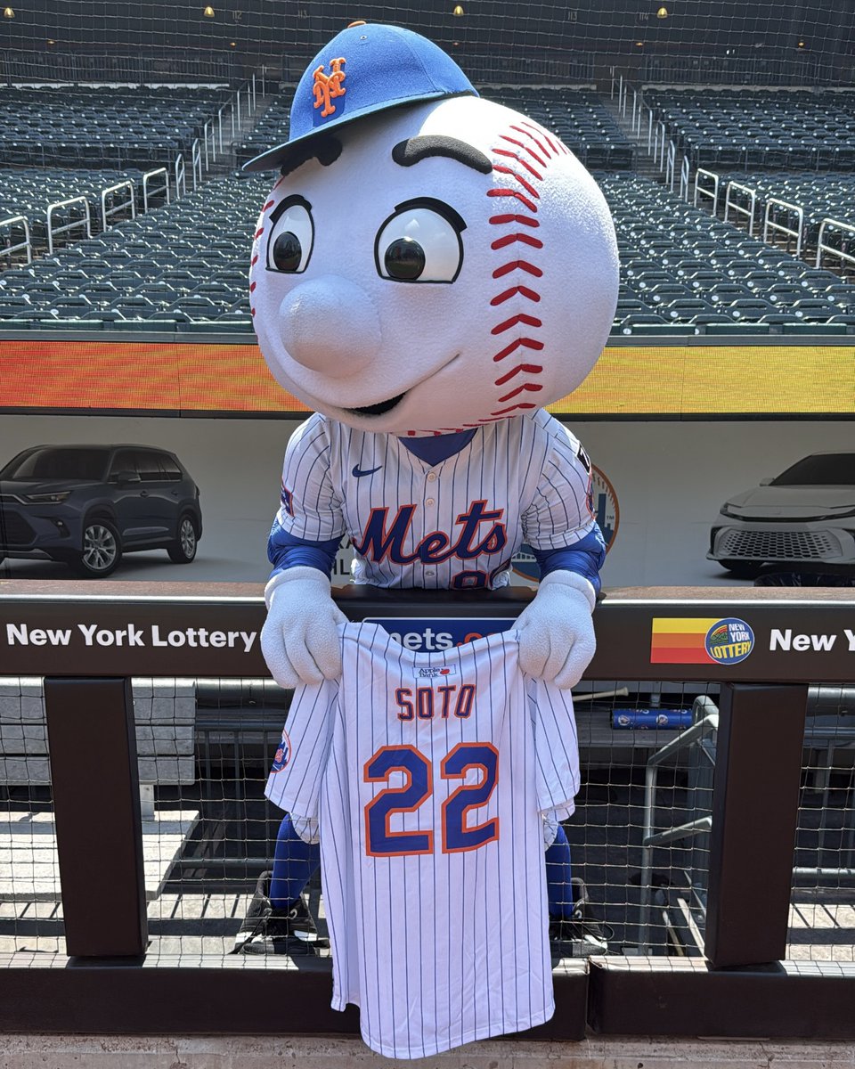 MrMet's tweet image. Celebrate the start of 4th of July weekend at @CitiField with us 🇺🇸

The first 15,000 fans at the ballpark tonight will receive a Juan Soto replica jersey, and the game will be followed by a fireworks show 🎆