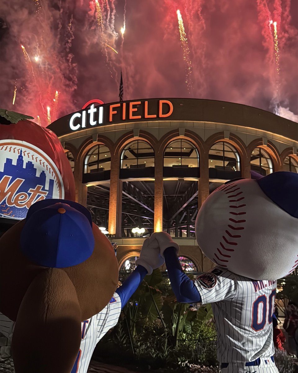 MrMet's tweet image. Celebrate the start of 4th of July weekend at @CitiField with us 🇺🇸

The first 15,000 fans at the ballpark tonight will receive a Juan Soto replica jersey, and the game will be followed by a fireworks show 🎆